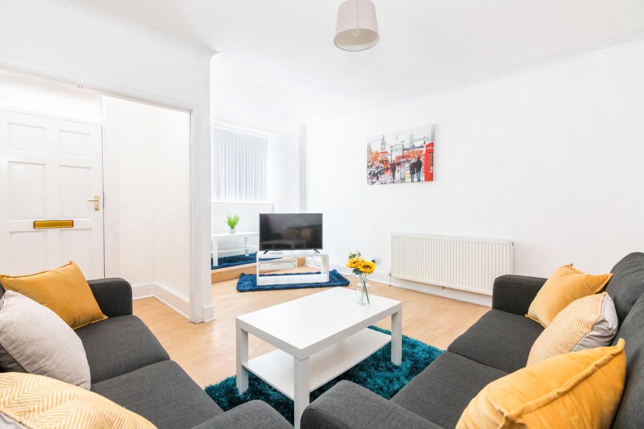 4 Bedroom House, 5 Double Beds And Free Parking. *