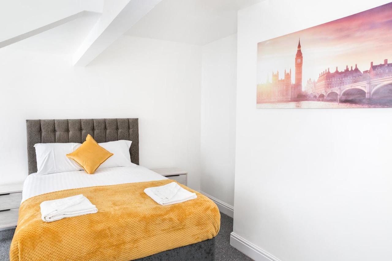4 Bedroom House, 5 Double Beds And Free Parking. Leeds (West Yorkshire)