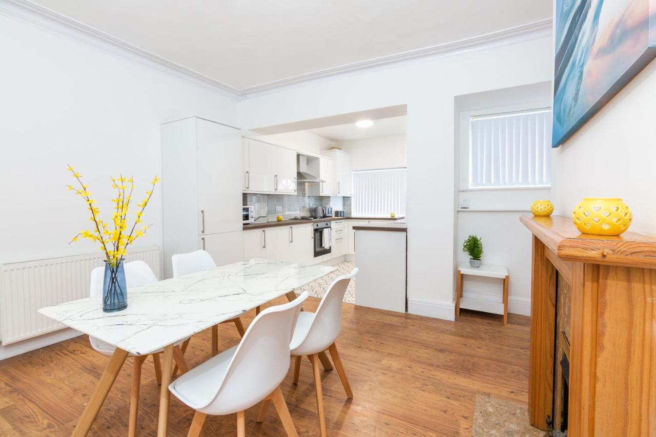 4 Bedroom House, 5 Double Beds And Free Parking. Holiday home