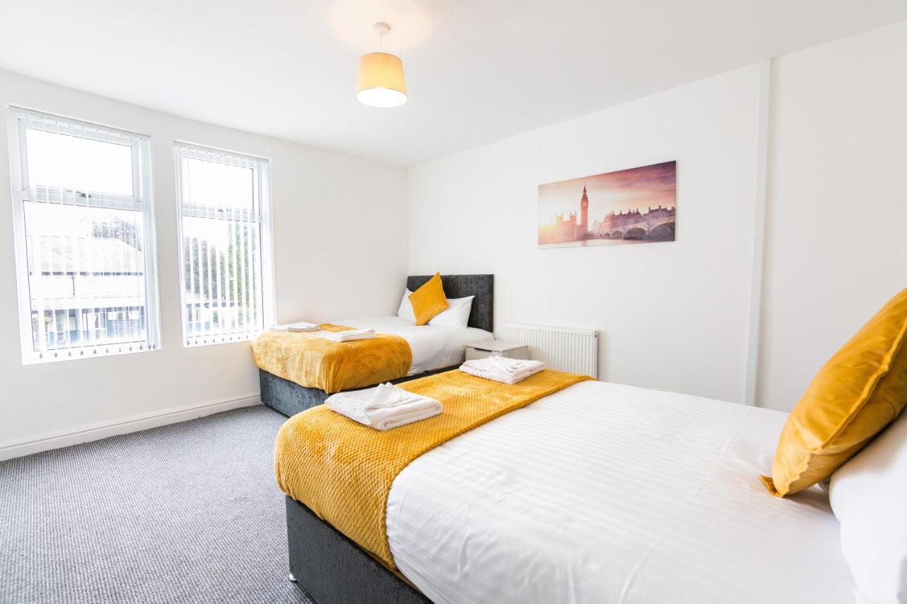 Holiday home 4 Bedroom House, 5 Double Beds And Free Parking.