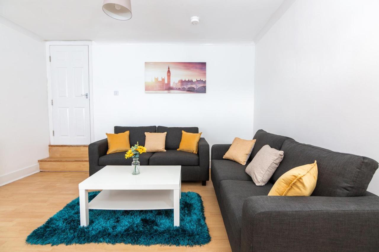 Holiday home 4 Bedroom House, 5 Double Beds And Free Parking. *